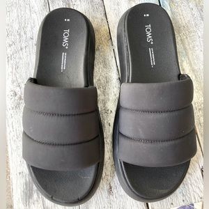 Toms Women’s slip on sandal. Size 8.